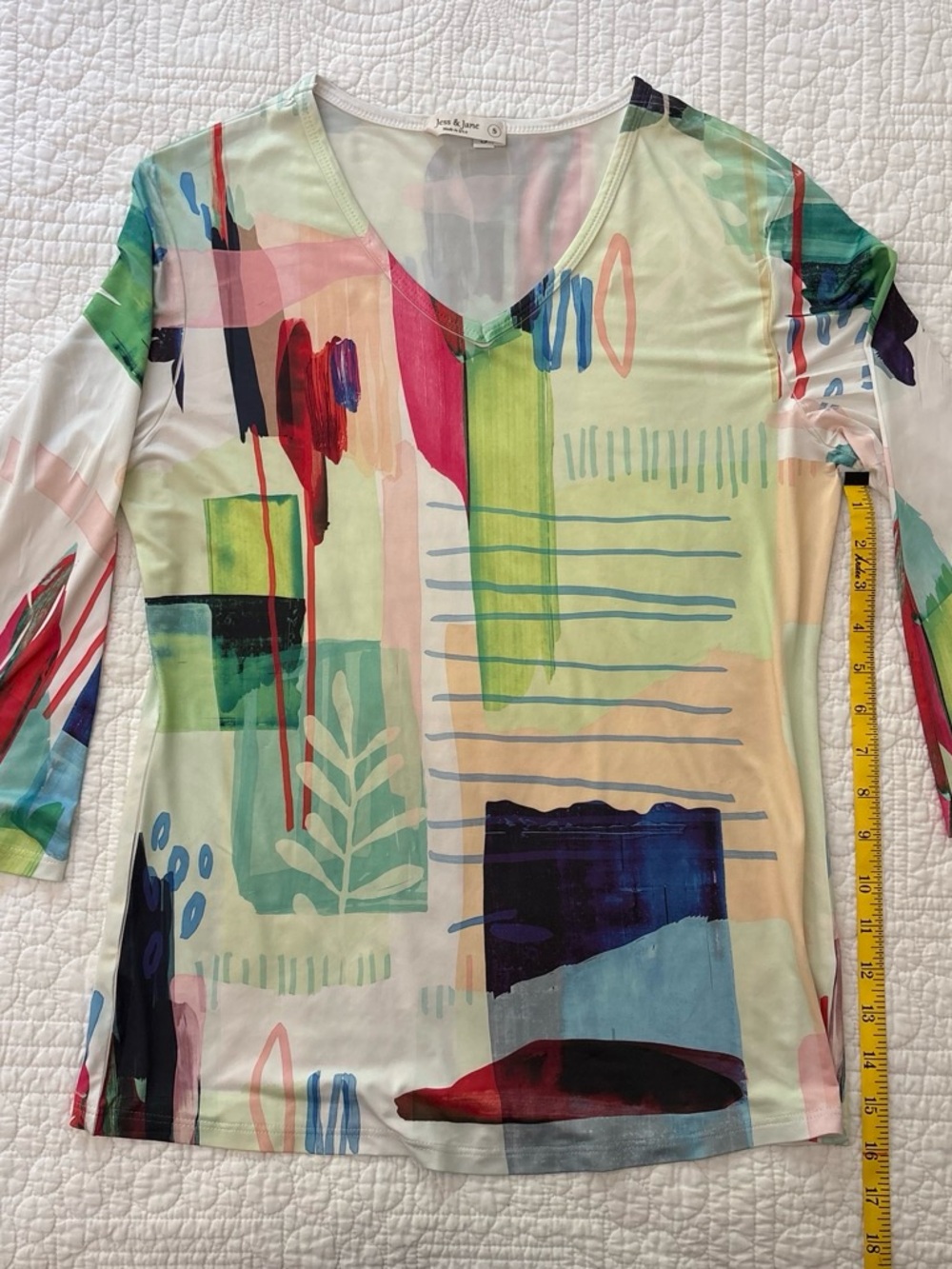 Jess & Jane Abstract Print V-Neck 3/4 length Sleeve Top in Multi-Color